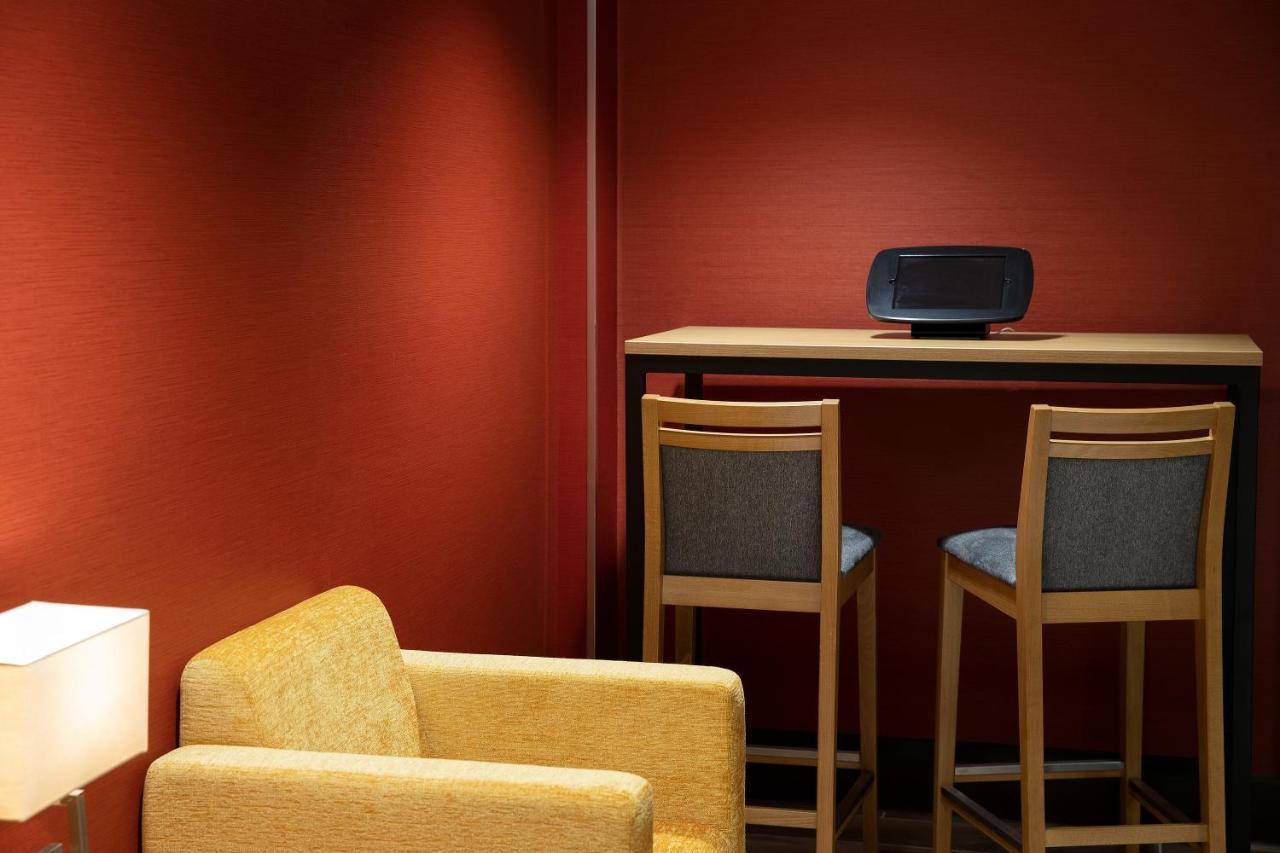 Ramada By Wyndham Leeds East Otel Dış mekan fotoğraf
