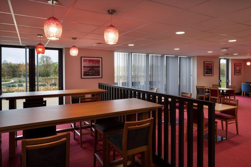 Ramada By Wyndham Leeds East Otel Dış mekan fotoğraf