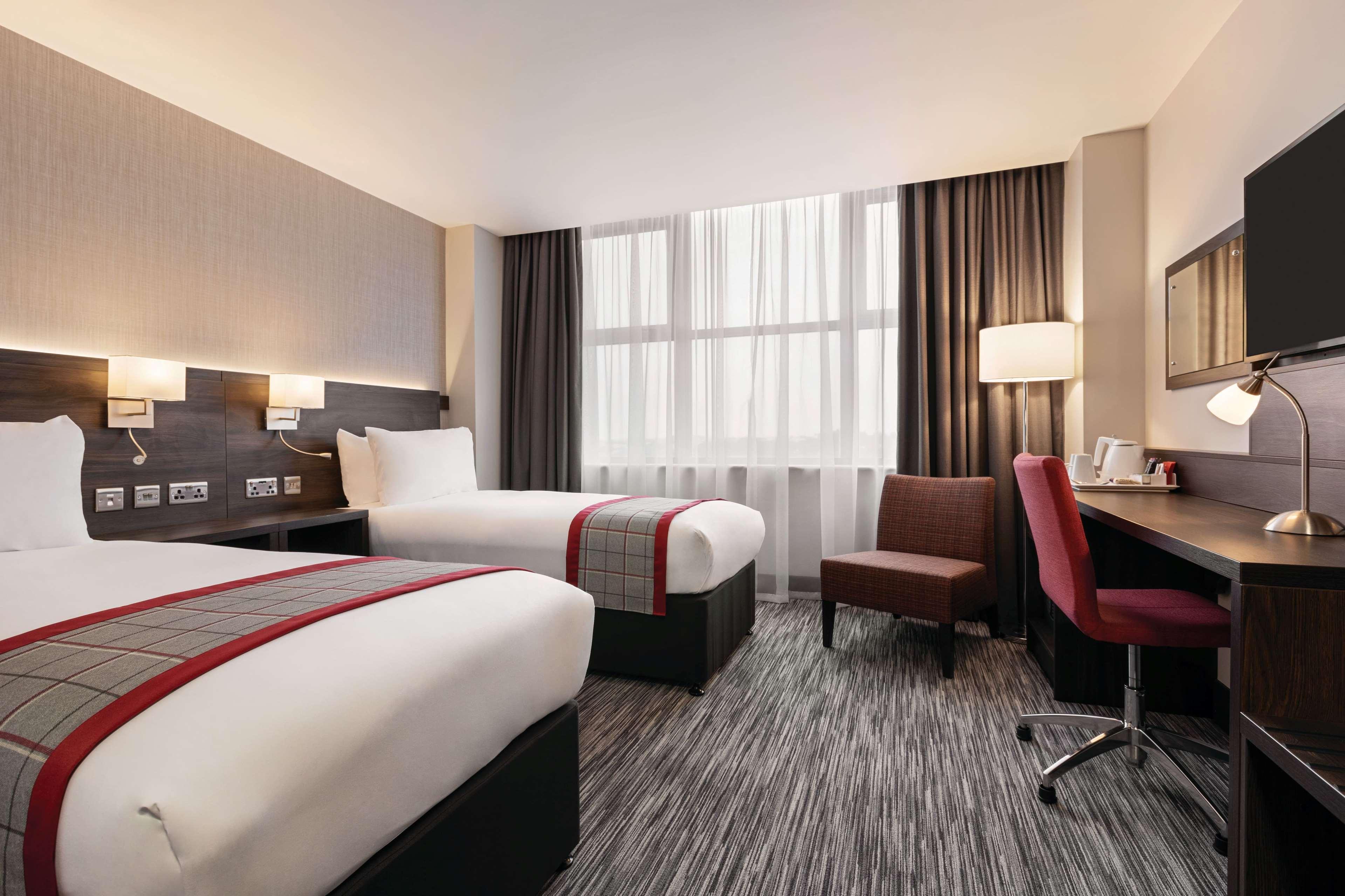 Ramada By Wyndham Leeds East Otel Dış mekan fotoğraf