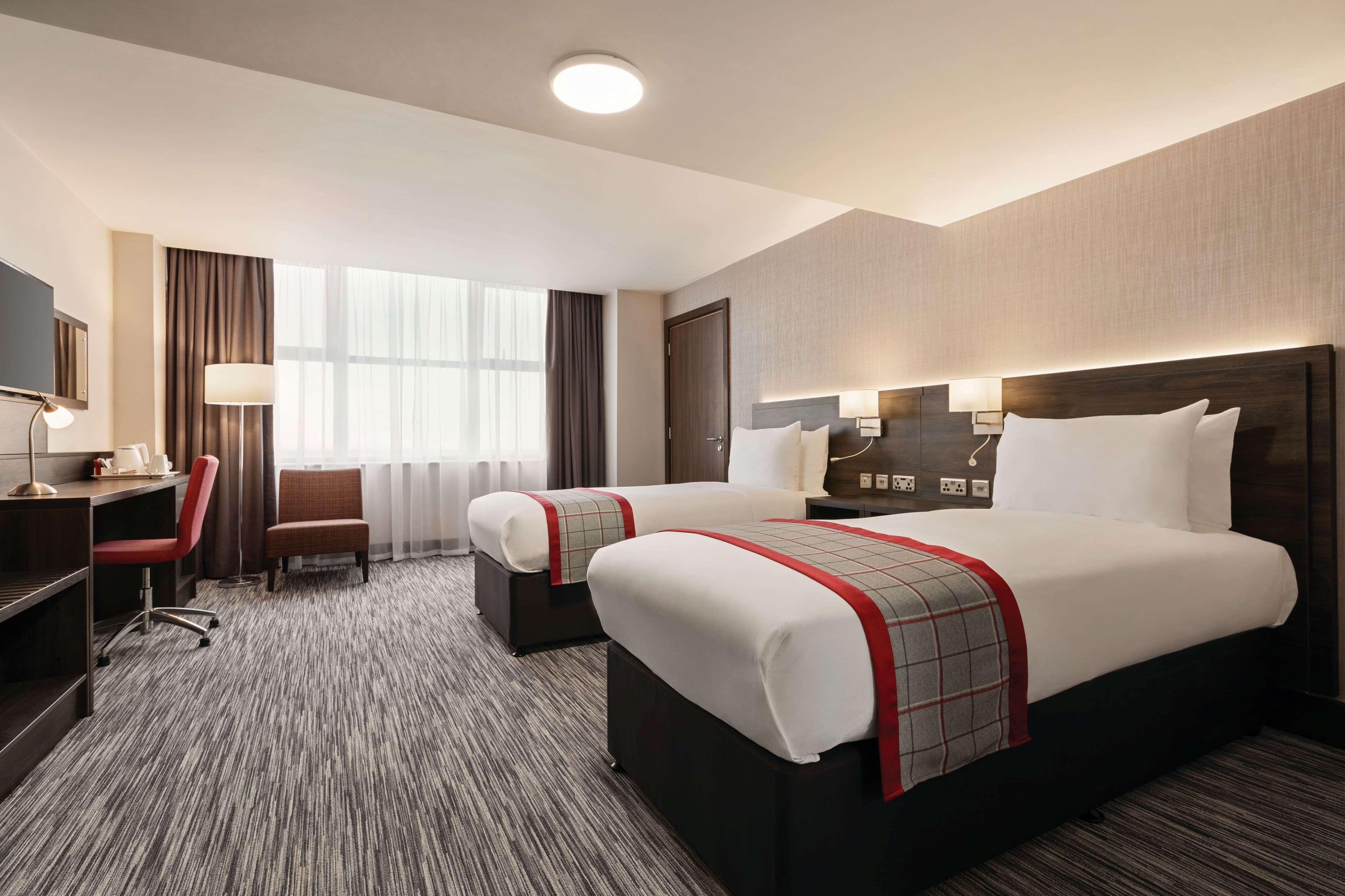 Ramada By Wyndham Leeds East Otel Dış mekan fotoğraf