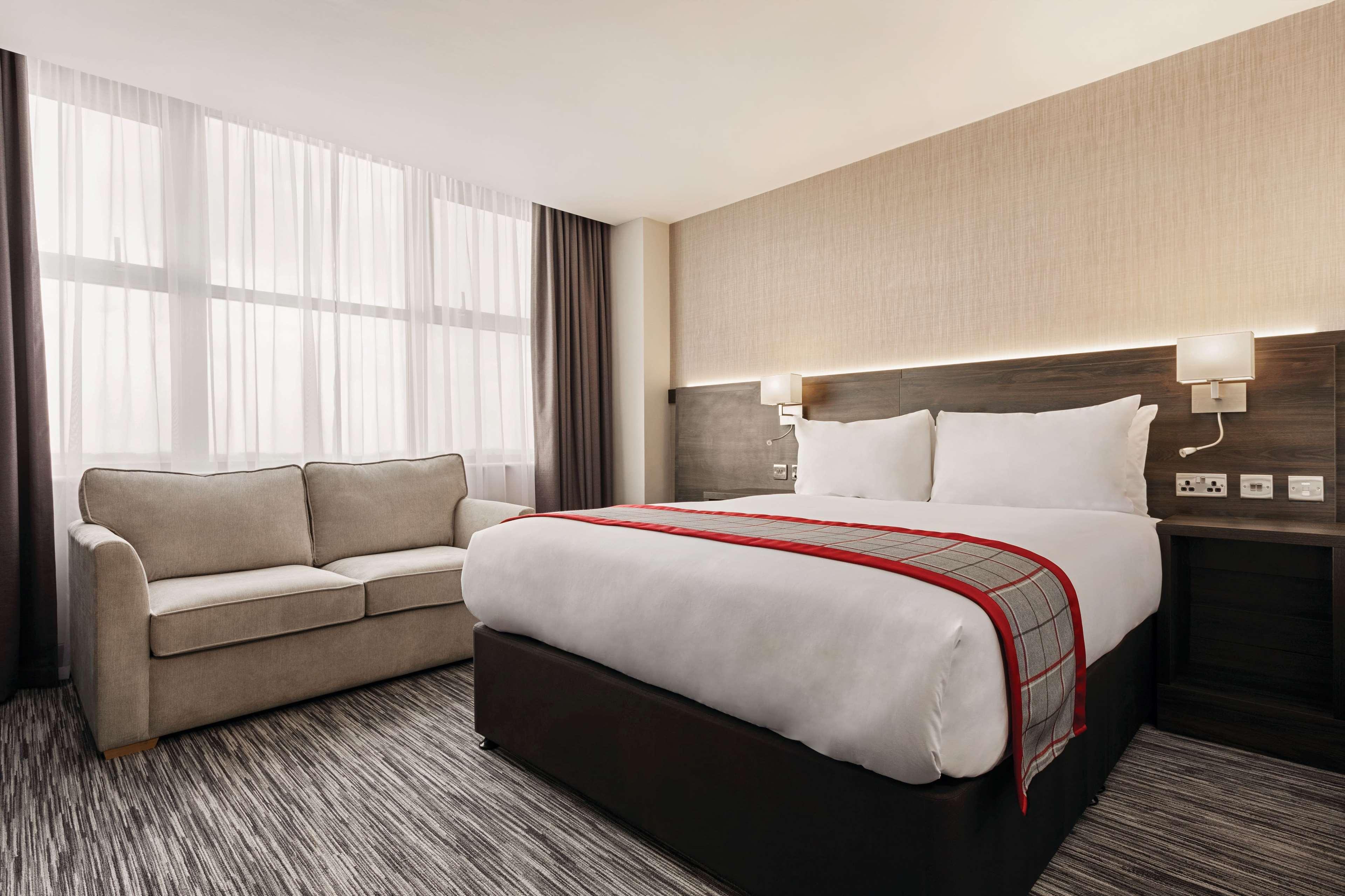 Ramada By Wyndham Leeds East Otel Dış mekan fotoğraf