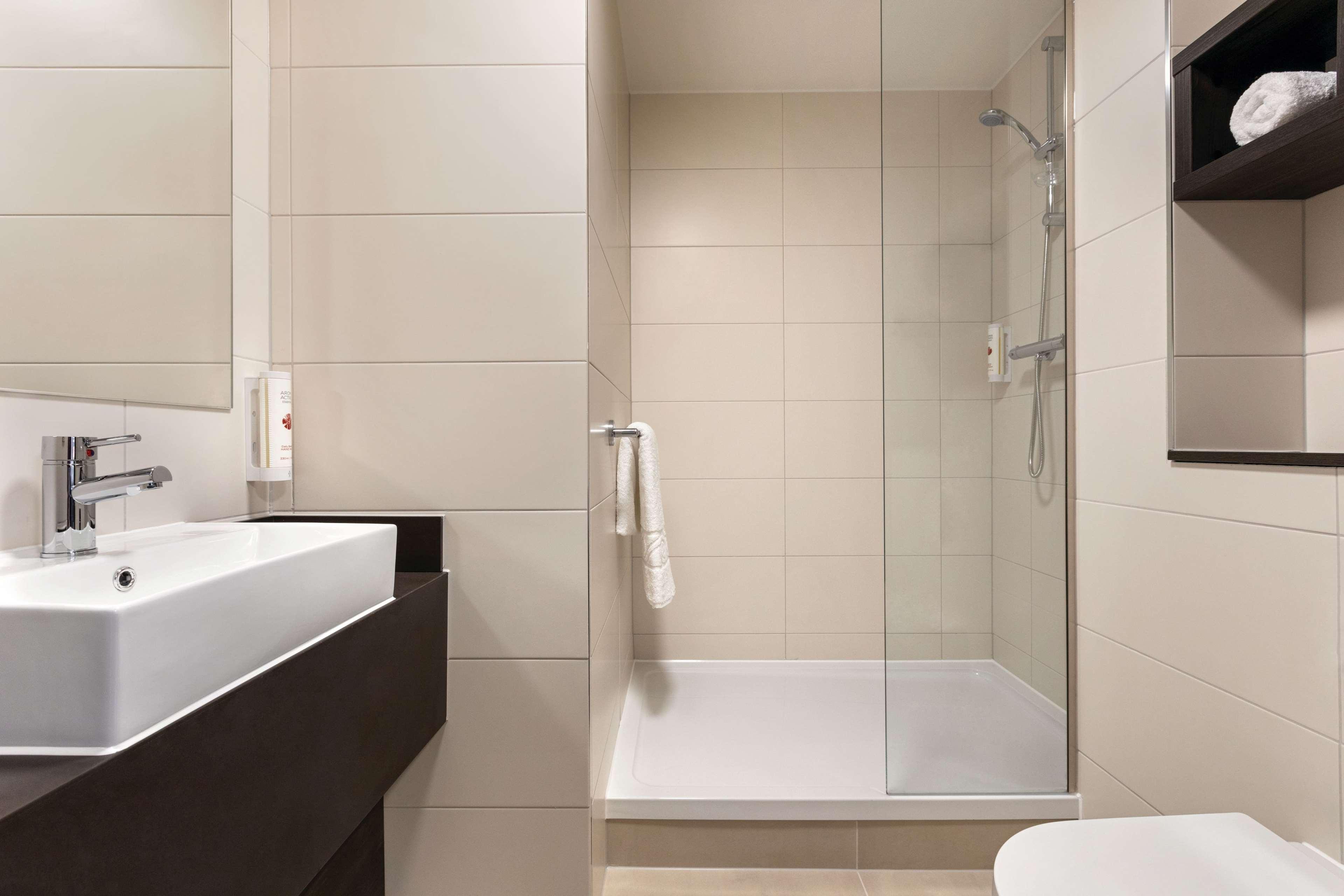 Ramada By Wyndham Leeds East Otel Dış mekan fotoğraf