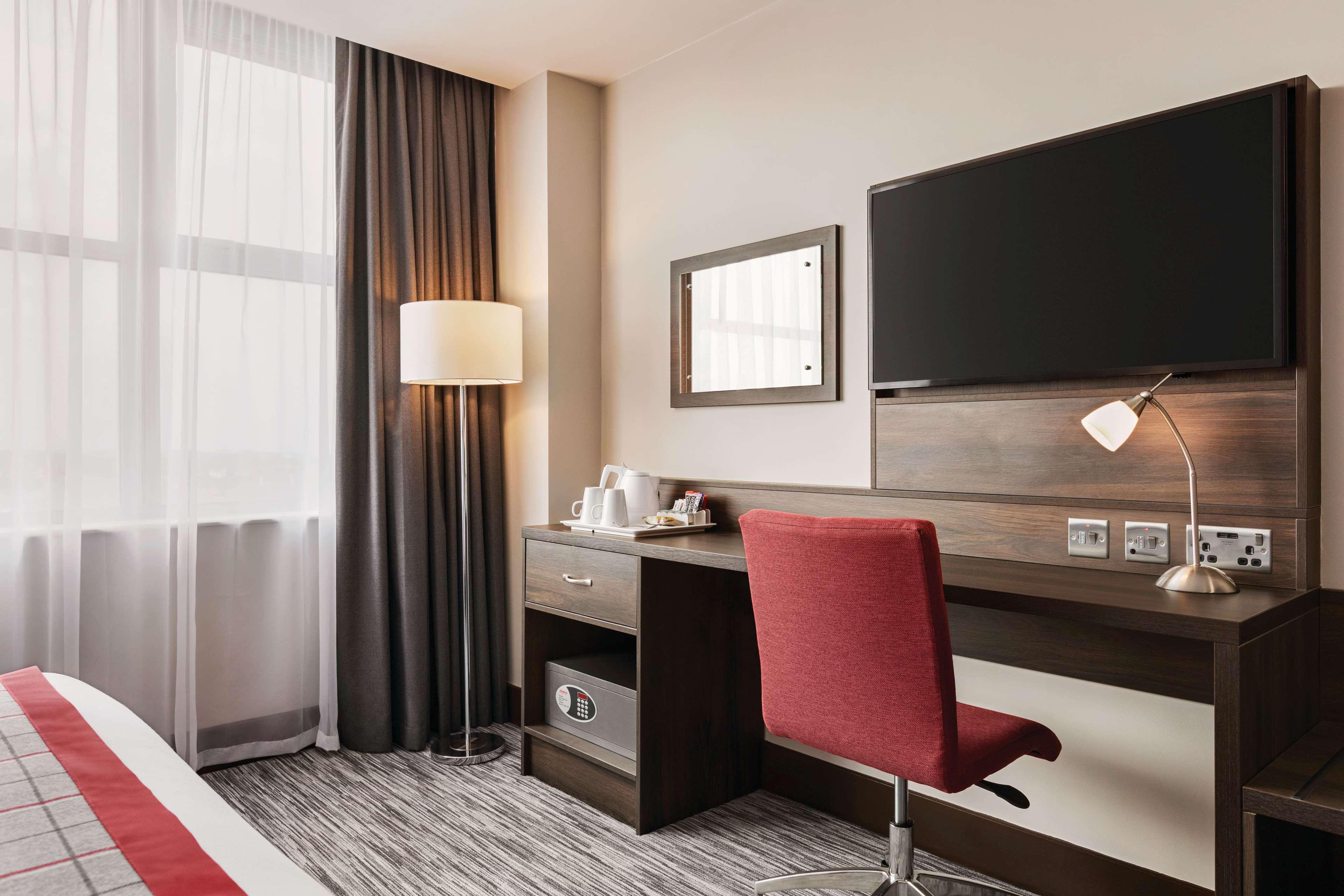 Ramada By Wyndham Leeds East Otel Dış mekan fotoğraf